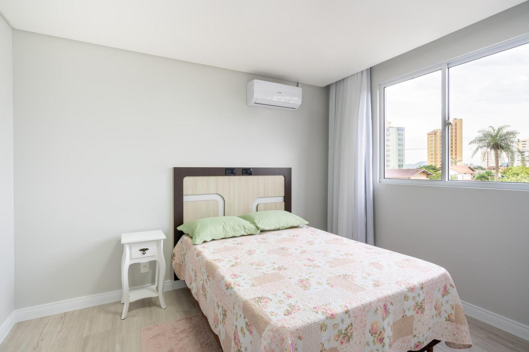 Em Bal 150 M Da Com Sacada, Wi-fi, Piscina, Portaria 24h, Playground E Vaga De Garagem Piçarras