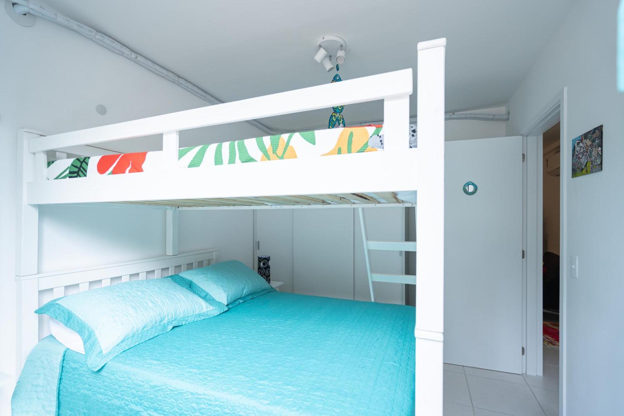 Piçarras: Beachfront Comfort With Pool And 24/7 Security