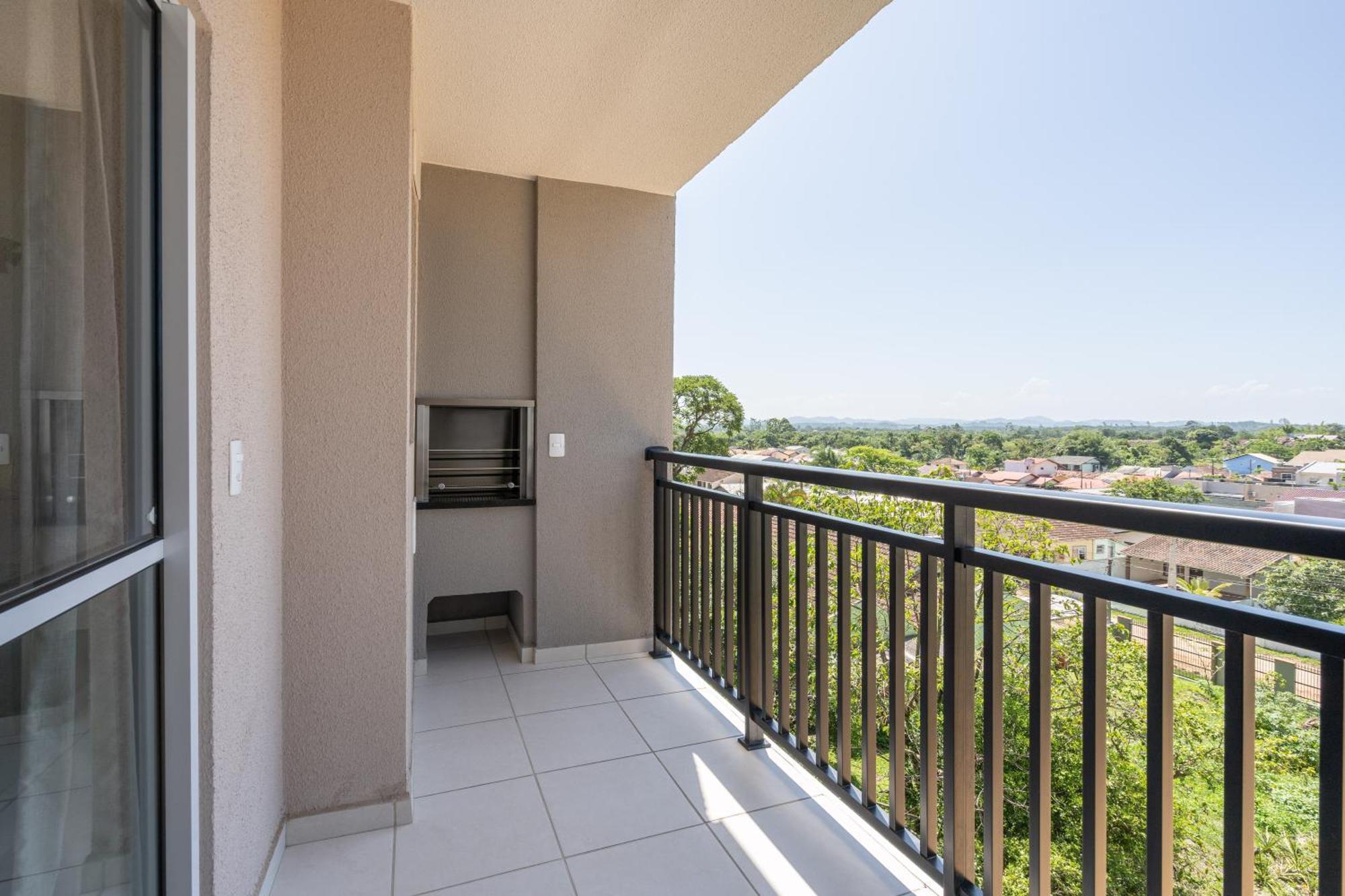 Piçarras: Beachfront Comfort With Pool And 24/7 Security